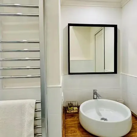 Luminous And Spacious Boboli Apartment